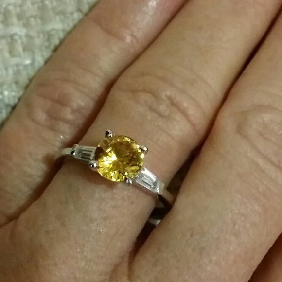 Sapphires Jewelry - 1.50 Carat Yellow Round Cut Gen Sapphire.
